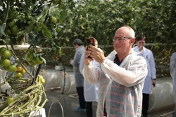 Участников форума «МАЛАЯ РОДИНА — СИЛА РОССИИ» познакомили c производством астраханских томатов 