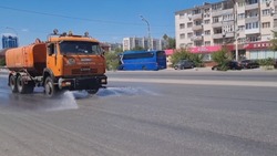Из-за жары в Астрахани дороги поливают водой