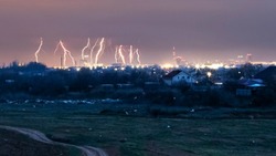 Первые в этом году молнии озарили небо над Астраханью