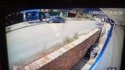 В Астрахани водитель сбил пешехода и снёс остановку