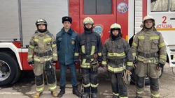 В ходе пожара многоэтажки Астрахани сотрудники МЧС спасли отца с 5-летним сыном 