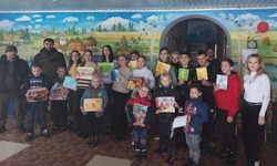 Астраханские строители подарили детям из ЛНР школьные принадлежности