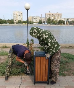 На улицах Астрахани устанавливают новые урны
