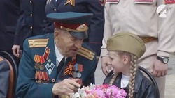 В Астрахани проходят парады у домов ветеранов и тружеников тыла
