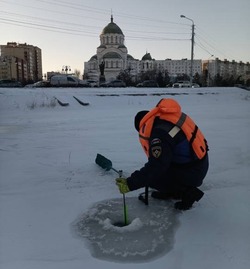 Астраханские спасатели запретили массовый выход на лёд