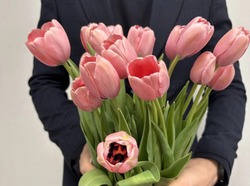 Астраханки перечислили идеальные подарки на 8 Марта