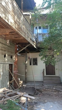 При обрушении балкона в Астрахани пострадала женщина