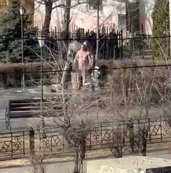 На улице в Астрахани голый мужчина приобщался к спорту