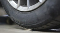 Астраханца раздавил ремонтируемый им автомобиль