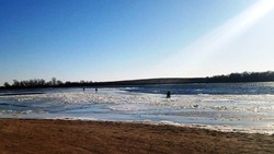 В Астраханской области со льдины сняли троих взрослых и ребёнка