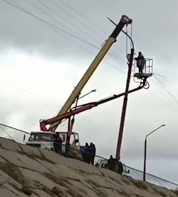 В Астрахани демонтировали аварийный столб