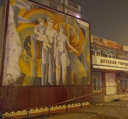В Астрахани ветер обнажил советское панно