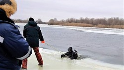 Астраханские водолазы нашли в Старой Волге мотоцикл пропавшего рыбака