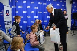 Леонид Огуль исполнил мечты детей в ходе акции «Ёлка желаний»