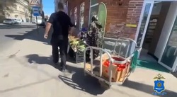 Полицейские проверили торговцев на астраханском рынке