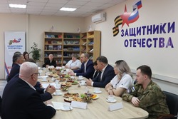 Ирина Гусева и Евгений Грачёв встретились с астраханскими ветеранами СВО 