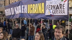 Итальянцы устроили флешмоб с требованием прекратить поставки оружия Украине