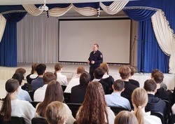 Астраханцев предупредили о вовлечении подростков в незаконные схемы