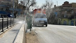 Астраханские коммуналищики моют мостовые ограждения
