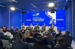 Глава Астрахани посетил Всероссийский муниципальный форум