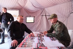 Астраханский губернатор посетил мобильный пункт отбора на военную службу