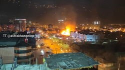Ночью в Астрахани около торгового центра произошёл пожар