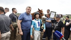 На Всероссийском Сабантуе астраханец выиграл автомобиль на конных скачках