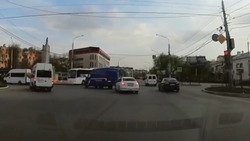 Астраханские полицейские нашли «героя» соцсетей, проехавшего на красный