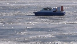 Астраханских рыбаков унесло вниз по течению на отколотой льдине