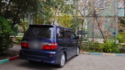 19-летний астраханец перекрыл проход во дворе своим авто