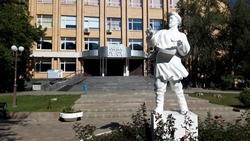 В центре Астрахани установили памятник гусляру