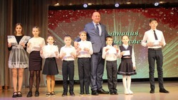 На севере Астраханской области школьникам вручили почётный знак «Гордость Знаменска»