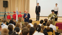 В Астрахани в СОШ № 36 открыли Парту Героя