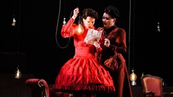 В Астраханском драмтеатре поставили «Бешеные деньги»