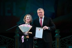 Игорь Бабушкин наградил выдающихся астраханок за вклад в развитие региона