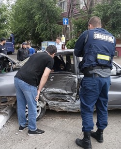 Спасатели вызволили из повреждённой машины маленького астраханца