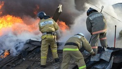 В Астрахани загорелись дом, машина и хозпостройка