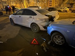  В Астрахани ночью столкнулись несколько машин