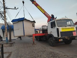 В Астрахани продолжают демонтировать нелегальные ларьки