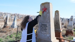 Астраханские добровольцы приводят в порядок могилы ветеранов Великой Отечественной войны 