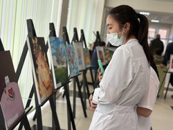 В астраханском онкодиспансере проходит выставка картин студентов