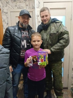 Астраханские казаки поздравили сына участника СВО с Новым годом