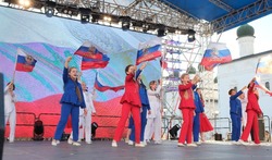 Свыше 5000 астраханцев отметили День семьи, любви и верности народными гуляниями