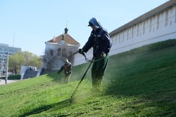 Астраханские коммунальщики облагораживают откосы кремля 