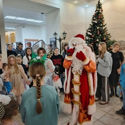 Для детей бойцов СВО в Астрахани подготовили новогоднее представление