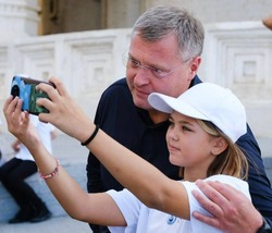Игорь Бабушкин поздравил астраханцев с Днём защиты детей
