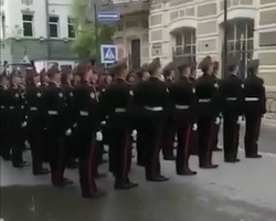 В Астрахани под окнами военного госпиталя звучали песни Победы