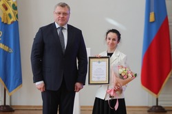 Игорь Бабушкин наградил астраханских учёных в День российской науки