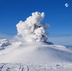 Российский вулкан Эбеко выбросил пепел на высоту двух километров