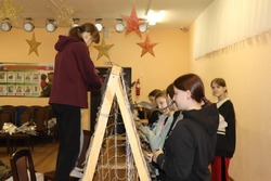 Юные астраханцы плетут масксети для защиты российских солдат